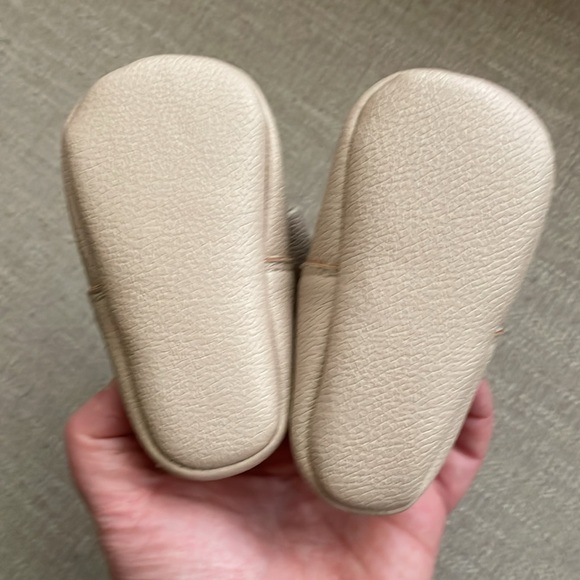 First Steps Cream Colored Moccasins with Bows Size 3 - Picture 3 of 5